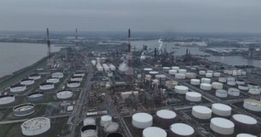 Antwerp limanında büyük bir petrokimyasal çatlak rafinerisi. Fosil yakıtlar üretiyorlar. Akşam karanlığında havacılık manzarası.