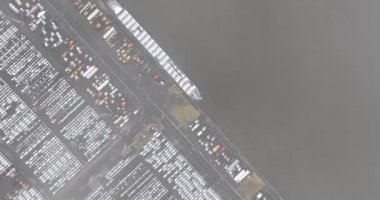 Bir deniz limanı terminalinden, özellikle Zeebrugge 'dan, modüller arası lojistikten, araçların nakledilişini gösteren hava aracı görüntüleri kargodan çıkıyor ve yeni araçları boşaltılıyor..