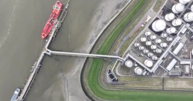 Rotterdam ve Antwerp 'in ana limanları arasında yer alan Batı Scheldt' teki sanayi terminalindeki depolama tanklarının hava aracı görüntüsü.