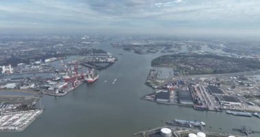 Rotterdam, Schiedam, Vlaardingen ve Pernis limanının havadan yüksek irtifa dronu. Arka planda Nieuwe Maas nehri ve Rotterdam silueti var. Rotterdam, Hollanda.