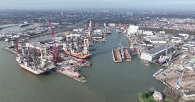 Schiedam, Zuid Holland, Hollanda, 9 Mart 2024: Mammoet, Damen gemi tamiri ve DFDS nakliye şirketi. Endüstriyel port drone görünümü.