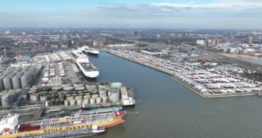 Schiedam, Zuid Holland, Hollanda, 9 Mart 2024, DFDS terminal aktarma şirketi. Kamyon nakliyesi. İç nakliye ağı ve İngiltere limanlarına ulaşım.