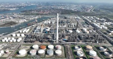 Hava aracı Hollanda 'nın Rotterdam, Pernis' teki en büyük rafinerilerinden birini görüyor. Petrol endüstrisi fosil yakıtları üretim ve işleme. Hollanda 'da..