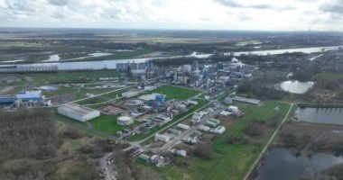Hava aracı Gent Terneuzen kanalı boyunca tarımsal endüstriyel tesislere bakıyor. Tarımsal ürünlerin işlenmesi, dağıtımı ve ticareti.
