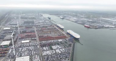 Zeebrugge, Batı Flanders, Belçika, 3 Mart 2024: Zeebrugge Terminali 'nde hava aracı görüntüsü, nakliyeye hazır araçlar. İndirme işlemi için gemiler kenetlendi