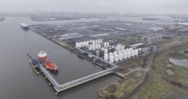 Antwerp limanında sıvı enerji ve petrol ürünleri. Dağıtım ve nakliye. Hava aracı görünümü.