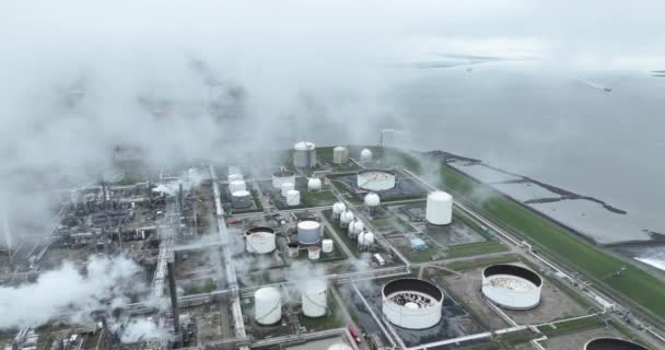空中无人侦察机近距离观察了一个化学园区塑料生产中的烟幕 荷兰Terneuzen重工业区 — 图库视频影像