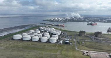 Terneuzen, Zeeland, Hollanda, 25 Şubat 2024: Evos terminal, Evos uluslararası ve bağımsız enerji depolama şirketidir. Toplu enerji ve kimyasal ürünler, çok amaçlı endüstriyel ürünler