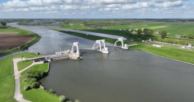 Maurik hidroelektrik santrali, su türbinlerinden akan su ile sürdürülebilir enerji üretimi. Hollanda 'da hava aracı görüntüsü.