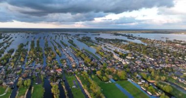 Vinkeveen, Hollanda 'daki Vinkevense Plassen' de insansız hava aracı görüntüsü. Eğlence amaçlı su sporları alanı.