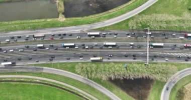 Ağır trafik sıkışıklığı, ulaşım ve altyapı üzerine havadan kumandalı İHA videosu. Trafik sıkışıklığı, yoğun yollar, çok fazla araba. Kalabalık şehir.