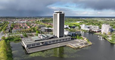 Kuzey Brabant 'ın eyalet hükümet binası. Hava aracı görüntüsü. Hollanda 'daki Den Bosch olarak da bilinen s-Hertogenbosch belediyesinin en yüksek ofis binası..