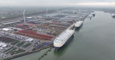Zeebrugge, Batı Flanders, Belçika, 3 Mart 2024: araba nakliye terminali. Zeebrugge limanındaki arabaların lojistiği..