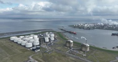 Terneuzen, Zeeland, Hollanda, 25 Şubat 2024: Terneuzen tank terminali ve arka plandaki kimya parkı üzerindeki hava aracı görüntüsü. Plastik üretimi. Depolama ve dağıtım