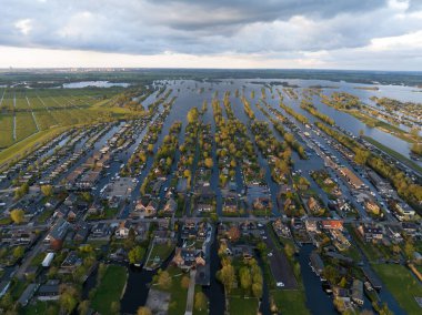 Vinkeveense Plassen 'in güzel manzarası, uzun adalar legakkerdir. Su sporları ve eğlence alanı. Boş evler, demirleme yerleri, tekne ve su sporları kiralık, su ve elektrik kaynakları.