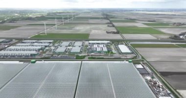 Hava aracı görüntüsü Hollanda 'daki en büyük teknoloji şirketlerinin veri merkezlerinden biri..