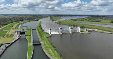 Hidroelektrik güç istasyonu Alphen aan de Maas 'ın hava aracı görüntüsü. Nehrin akışından elektrik üretiyor. Sürdürülebilir alternatif yeşil enerji. Bahar geldi..