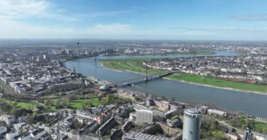 Alman devleti Kuzey Ren-Vestfalya 'nın başkenti Düsseldorf' un ufuk çizgisi ve şehir genel görünümü. Rheinturm, TV kulesi, Ren nehri, ofis binaları, Ren diz köprüsü. Kuş bakışı.