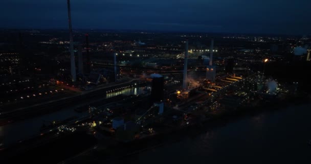 コクハイスチール コークス工場の空中ドローンビュー ドイツのデュイスブルクの鉄鋼産業 金属製造業と重工業 — ストック動画