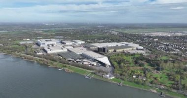 Almanya, Düsseldorf 'taki konferans merkezi. İş toplantıları ve sergi etkinlikleri, binanın dış görünüşü.