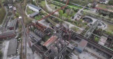Tarihi patlama fırını tesislerinin detaylı görüntüsü. Detaylı görüntüler, artık bir eğlence parkı olarak hizmet veriyor. Duisburg Nord peyzajı. Hava görünümü.