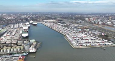 Schiedam, Zuid Holland, Hollanda, 9 Mart 2024, DFDS terminal aktarma şirketi. Kamyon nakliyesi. İç nakliye ağı ve İngiltere limanlarına ulaşım.