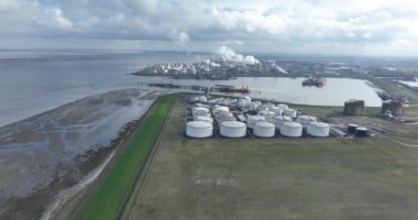 Terneuzen 'deki bir tank terminalinin hava aracı görüntüsü, sıvı kargo, iç dağıtım ve ham madde ve ürünlerle kanal bölgesinde hizmet veren endüstrilerin işletilmesine odaklanıyor.