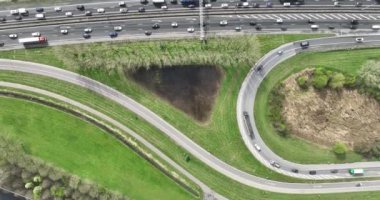 Trafik sıkışıklığı olan otoyoldan geri dönüyoruz. Arabalar, kamyonlar ve diğer araçlarla dolu bir yol. Havadan aşağıya.