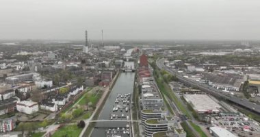 Almanya 'nın Duisburg şehrinde insansız hava aracı görüntüsü. Şehir silüeti ve şehir manzarası. Şehir merkezi, binalar, mimari. Ruhr bölgesi NRW, Kuzey Rhein Westfalen.