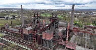 Tarihi patlama fırını tesislerinin detaylı görüntüsü. Detaylı görüntüler, artık bir eğlence parkı olarak hizmet veriyor. Duisburg Nord peyzajı. Hava görünümü.