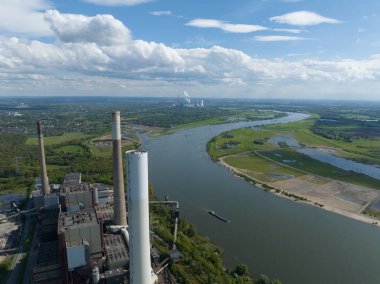 Ruhr bölgesi, Almanya 'nın Kuzey Ren Vestfalya eyaletinde son derece sanayileşmiş bir bölgedir. Burada Ren nehri ve endüstriyel enerji santralini görüyoruz. Önemli yerler Duisburg, Essen, Bochum.