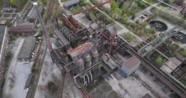 Tarihi Patlama Fırını 'nın hava aracı görüntüsü şu anda bir eğlence parkı ve açık hava müzesi olarak hizmet veriyor. Ağır sanayi kurulumu, artık turistik ve eğlence amaçlı bir eğlence merkezi..