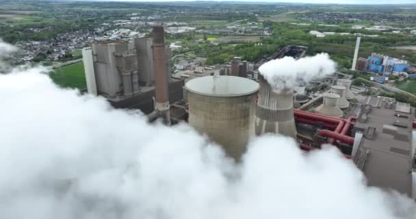 Pohled Vzdušné Drony Vodní Párou Vycházející Komínů Velké Elektrárny Fosilní — Stock video