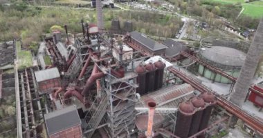 Tarihi Patlama Fırını 'nın hava aracı görüntüsü şu anda bir eğlence parkı ve açık hava müzesi olarak hizmet veriyor. Ağır sanayi kurulumu, artık turistik ve eğlence amaçlı bir eğlence merkezi..