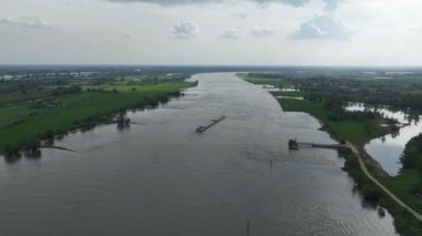 Waal nehri, Hollanda nehri, iç nakliye ulaşımı, hava hiperlaspesi. Hollanda 'nın altyapısı. Nakliye gemisi mavnasını takip ediyorum. Kuş bakışı.