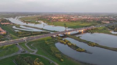 Jan Blankenbrug 'un hava hipervanesi Vianen yakınlarındaki Lek üzerinde A2 karayolunu gösteren bir köprüdür. Hollanda altyapısı, karayolu ve su üzerinde sınır dışı.