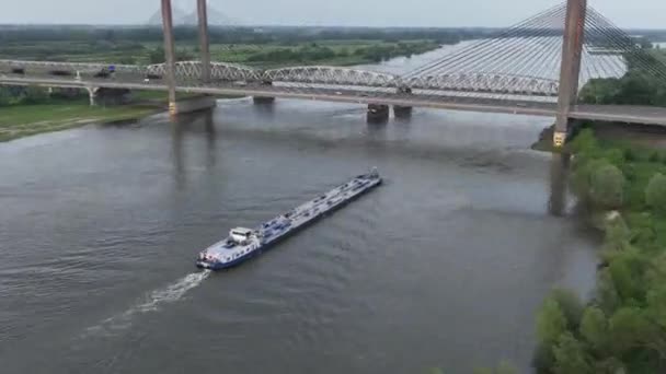 Wzdłuż Statku Żeglugi Śródlądowej Przepływającego Przez Rzekę Waal Holandii Pod — Wideo stockowe