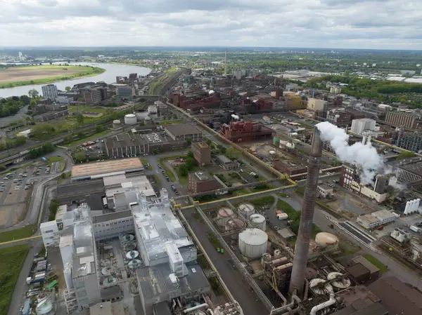 Alman Ruhr Bölgesi 'ndeki kimya parkında duman yığını. Ağır endüstri, 4K hava aracı görüntüsü. Endüstri ve üretim.