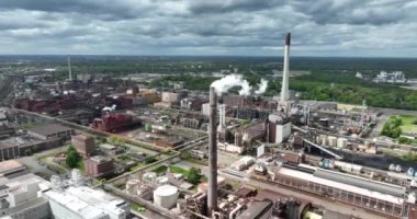 Alman Ruhr Bölgesi 'ndeki kimya parkında duman yığını. Ağır endüstri, 4K hava aracı görüntüsü. Endüstri ve üretim.