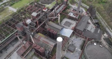 Tarihi Patlama Fırını 'nın hava aracı görüntüsü şu anda bir eğlence parkı ve açık hava müzesi olarak hizmet veriyor. Ağır sanayi kurulumu, artık turistik ve eğlence amaçlı bir eğlence merkezi..