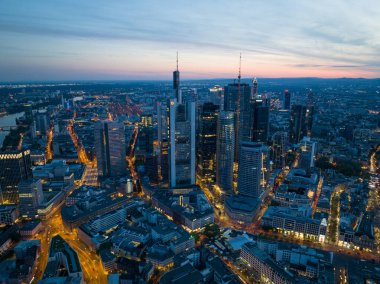 Frankfurt am Main, Hessen, Almanya, 12 Mayıs 2024: Frankfurt am Main şehir silueti üzerinde hava aracı görüntüsü alacakaranlıkta. Yüksek binalar.
