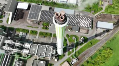 Lintfort Kampı 'ndaki Asdonkshof atık yakma tesisinden gelen duman ve gazların görüntüsünü kapatın..