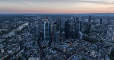 Frankfurt am Main, Hessen, Almanya, 12 Mayıs 2024: Frankfurt am Main şehir silueti üzerinde hava aracı görüntüsü alacakaranlıkta. Yüksek binalar.