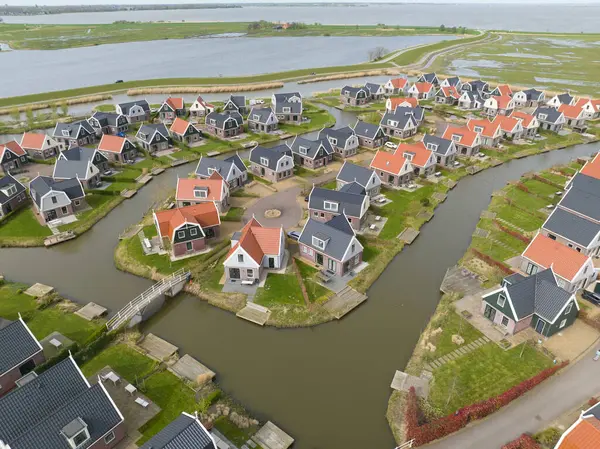 Hollanda, Amsterdam 'ın kuzeyinde eğlence amaçlı bir bungalov parkı. Havadan yukarıdan aşağıya görünüm.