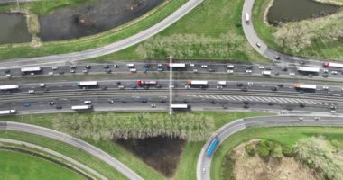 A12 ekspres yolundaki hava aracı görüntüsü. Trafik sıkışıklığı var. Hollanda 'nın Altyapısı.