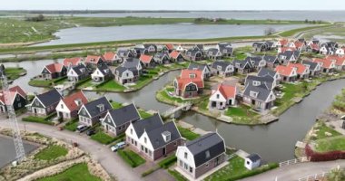 Hollanda, Amsterdam 'ın kuzeyinde eğlence amaçlı bir bungalov parkı. Havadan yukarıdan aşağıya görünüm.