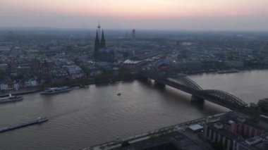 Günbatımında Almanya, Köln 'ün ufuk çizgisinde hava hızında düşüş. Köln Katedrali, Hohenzollernbrucke ve Merkez İstasyonu.