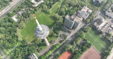 Almanya 'nın Köln kentindeki Kolonius telekomünikasyon kulesinin insansız hava aracı görüntüsü. Üst şehir manzarası.