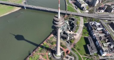 Almanya, Dusseldorf 'un televizyon kulesinde hava aracı görüntüsü.