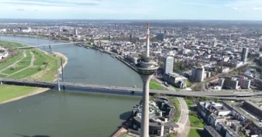 Almanya, Dusseldorf 'un televizyon kulesinde hava aracı görüntüsü.